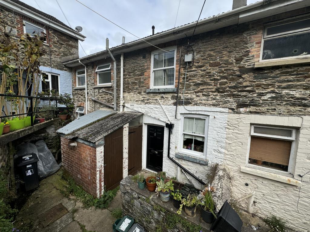 Lot: 137 - RESIDENTIAL FREEHOLD INVESTMENT AND FREEHOLD COMMUNAL LAND - Photo of the front of the property